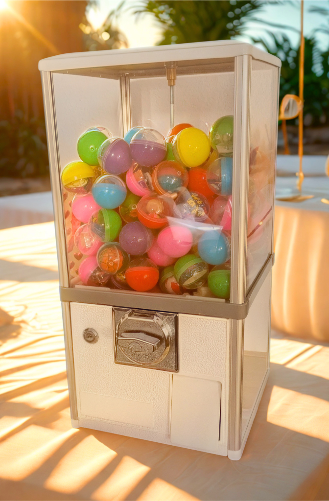 Gacha-Automat mit bunten Kapseln, dekoriert auf einem Hochzeitstisch
